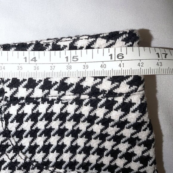 Y2K Guess | Low Rise Cuffed Hem Houndstooth Black & White Tweed Shorts | Size 29 - Picture 10 of 11